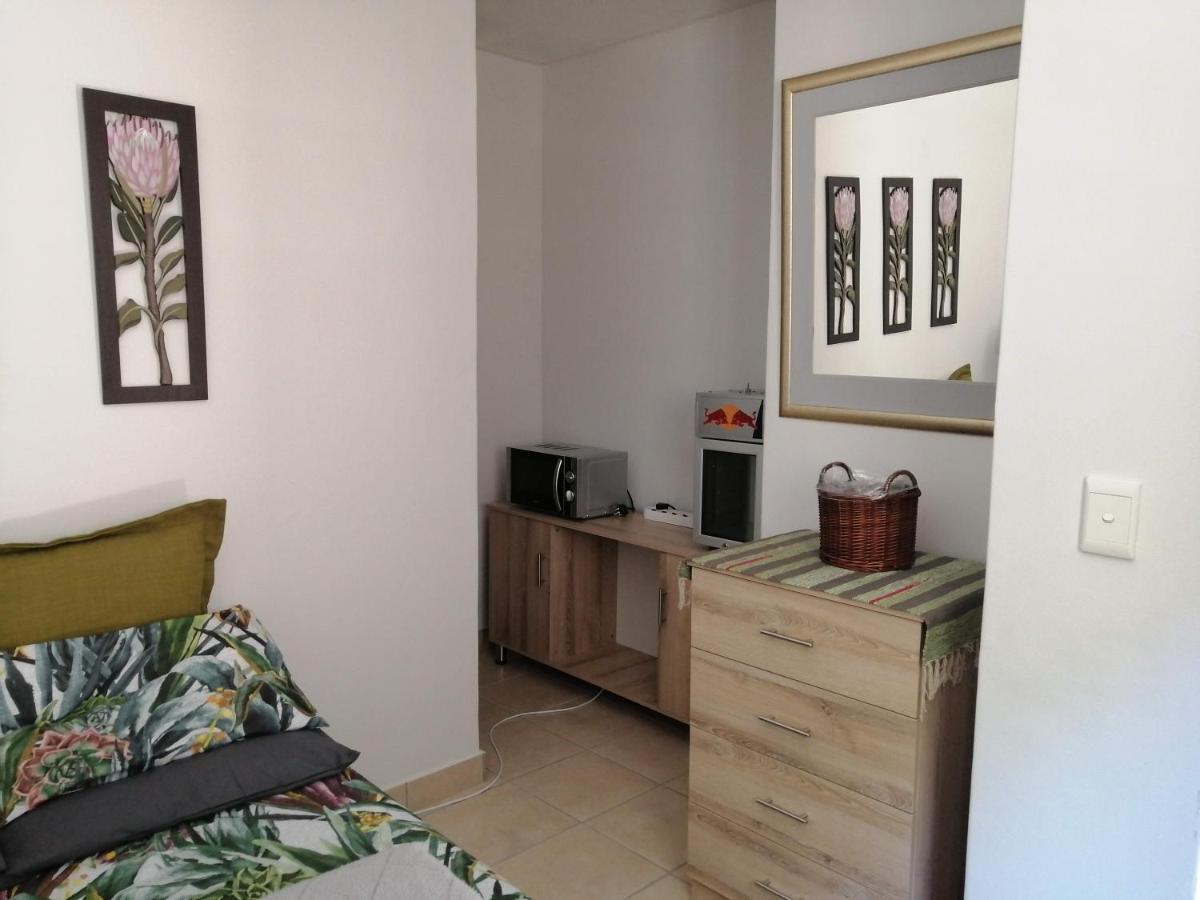 Apartamento Froggy At The Pond Simonʼs Town Exterior foto